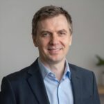 Портрет уверенного бизнесмена компании АвтоШоп 21 на нейтральном фоне в студийном освещении