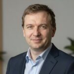 Портрет уверенного бизнесмена компании АвтоШоп 21 на нейтральном фоне в студийном освещении