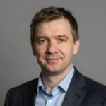 Портрет уверенного бизнесмена компании АвтоШоп 21 на нейтральном фоне в студийном освещении